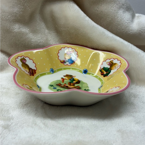 Villeroy & Boch White Flower-Shaped Plate - Picture 3 of 3